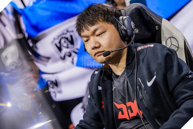 LMHT: Tuyển thủ Đường giữa của JDG dương tính Covid-19