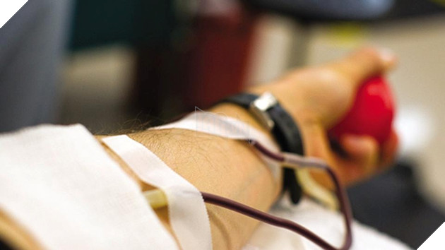 Cô bé trốn bố mẹ đi bán máu chỉ để kiếm tiền mua smartphone