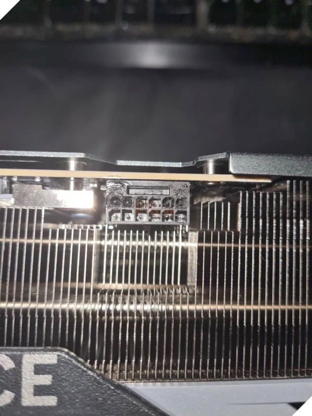 Người dùng báo cáo GPU RTX 4090 đột nhiên bốc cháy và nung chảy cả chân kết nối