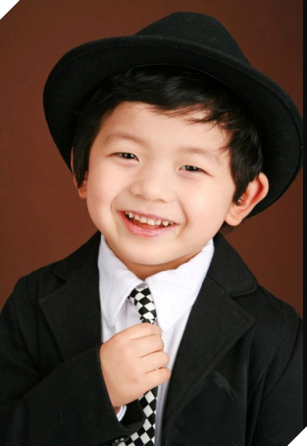 meme cậu bé nhếch miệng cười