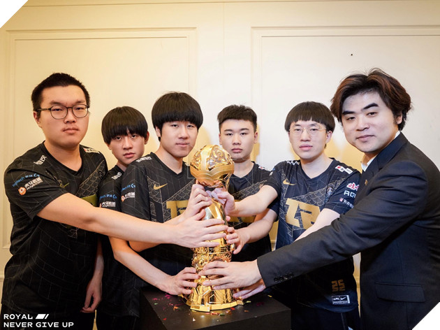 LMHT: Bin thề rằng sẽ không chơi Gangplank thêm một lần nữa chỉ vì HLV của RNG 2