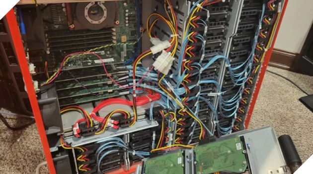 Người dùng Reddit may mắn mua được máy chủ Netflix chứa 36 ổ cứng bên trong