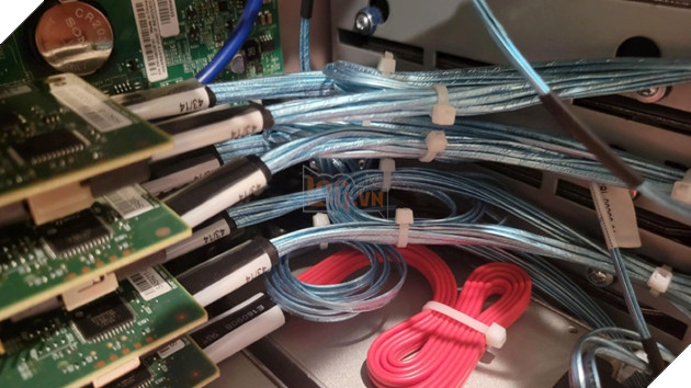 Người dùng Reddit may mắn mua được máy chủ Netflix chứa 36 ổ cứng bên trong