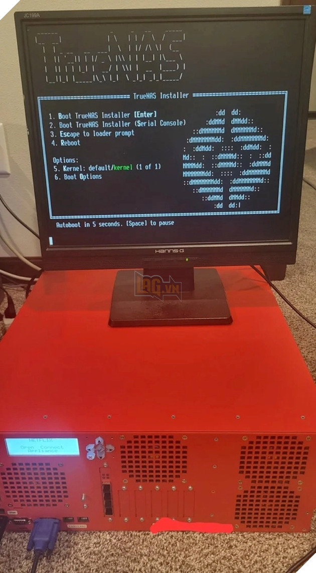 Người dùng Reddit may mắn mua được máy chủ Netflix chứa 36 ổ cứng bên trong