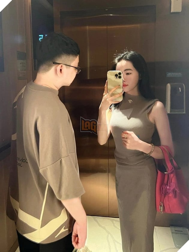 LMHT: Bạn gái của SofM khoe váy cưới