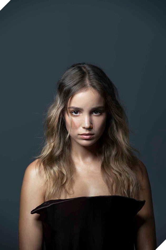 Nhan sắc như thiên thần của bạn gái mới kém 16 tuổi của Captain America Chris Evans 13