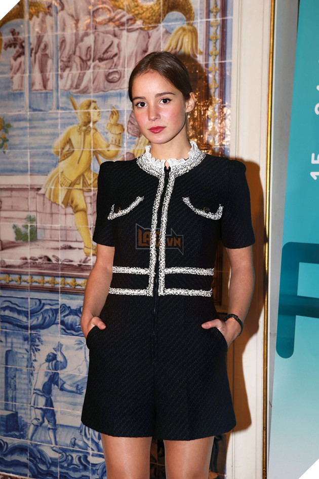 Nhan sắc như thiên thần của bạn gái mới kém 16 tuổi của Captain America Chris Evans 16