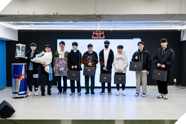 LMHT: Fan phát hiện các tuyển thủ LPL vẫn còn ở Mỹ và tham dự nhạc hội tại Las Vegas 