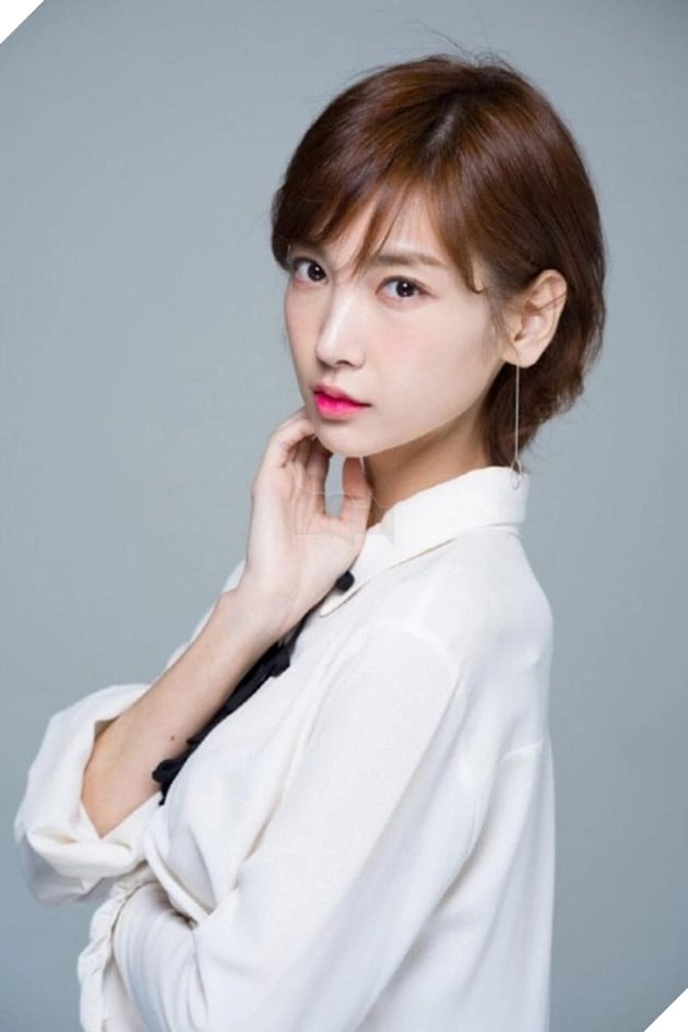 nữ diễn viên nude đánh đàn piano