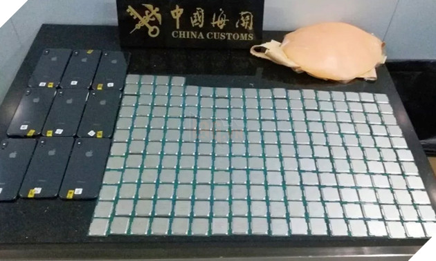 Hải quan Trung Quốc thu giữ 202 CPU Intel và 9 chiếc iPhone được giấu bên trong chiếc bụng giả