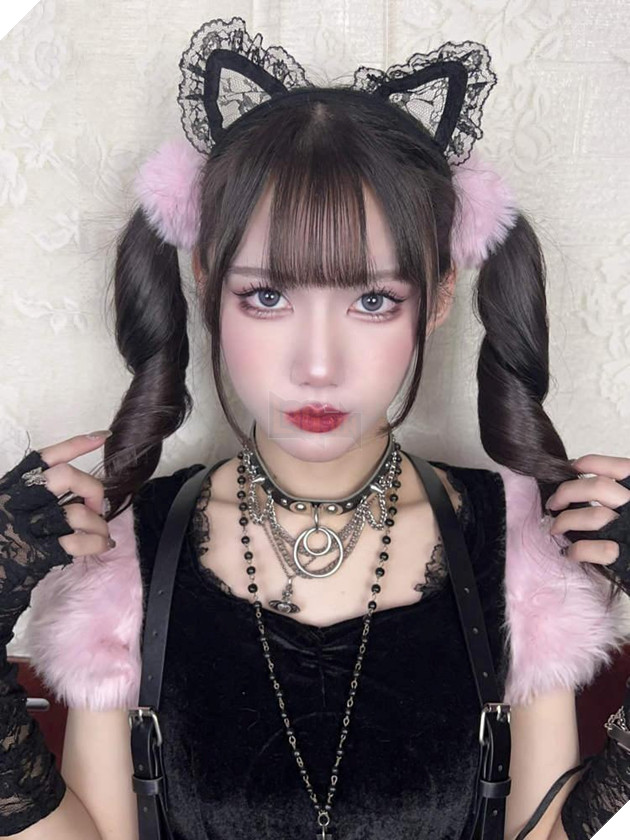 Hóa thân thành một cô gái xinh đẹp, anh chàng trai 16 tuổi gây bão MXH