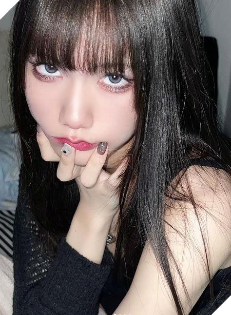 Hóa thân thành một cô gái xinh đẹp, anh chàng trai 16 tuổi gây bão MXH