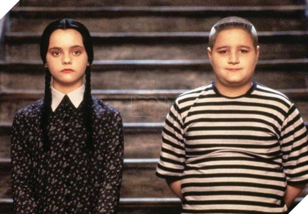 Gia đình Addams nổi tiếng bao gồm những thành viên nào?