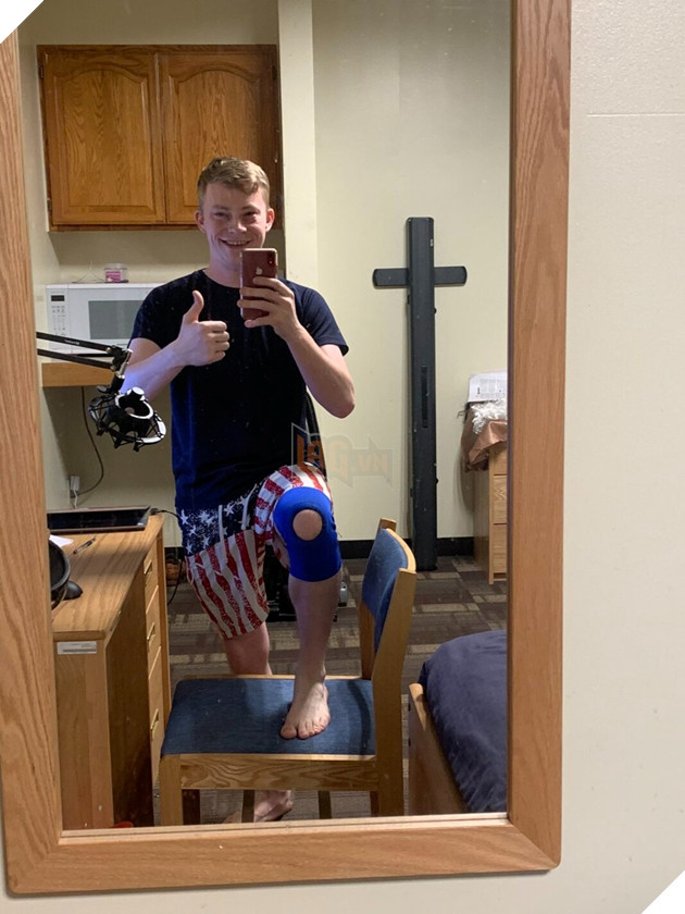 Phản ứng thái quá, nam streamer tự làm trật khớp gối của mình một cách khó hiểu