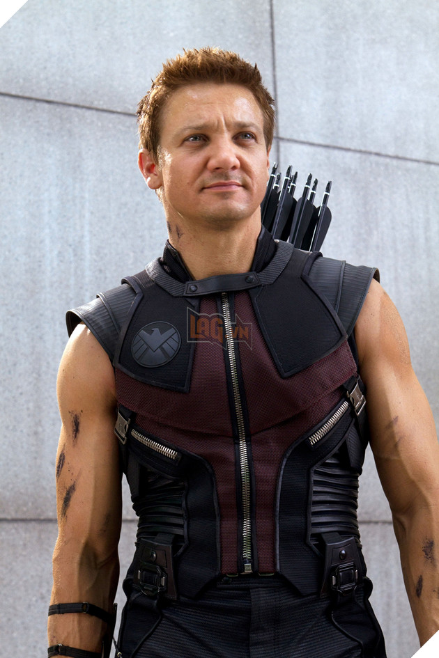 Nam tài tử Hawkeye cập nhật tình hình sức khỏe của mình sau khi bị máy xúc tuyết cán qua chân