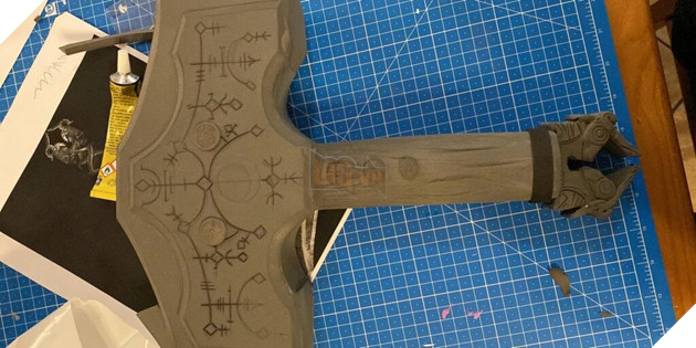 Game thủ tự tạo nên chiếc búa thần Mjolnir trong God of War Ragnarok