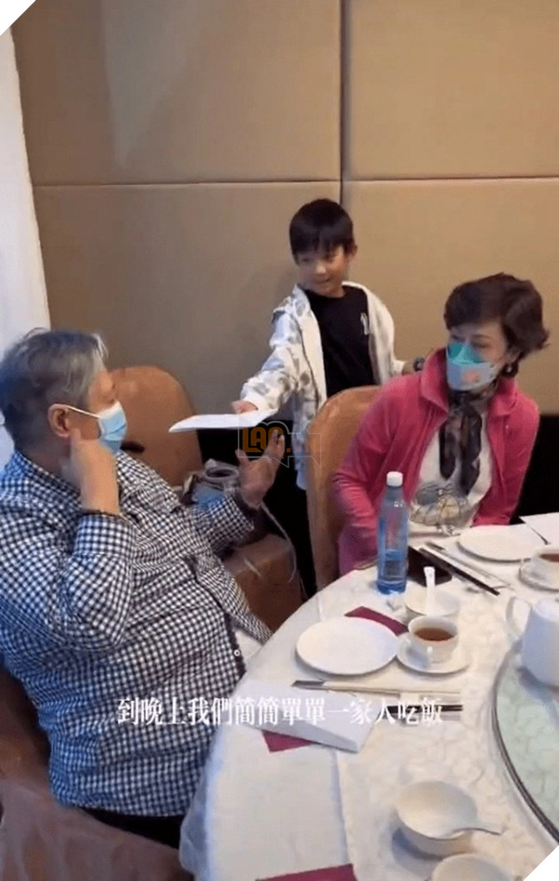 Ngôi sao võ thuật Hồng Kim Bảo khỏe khoắn ở tuổi 71 khiến người hâm mộ vui mừng