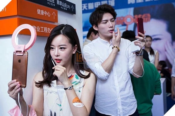 Đàn ông Trung Quốc không ngần ngại mặc nội y nữ để livestream bán hàng