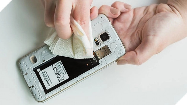 Nên làm gì nếu điện thoại dính nước - Ảnh 3.