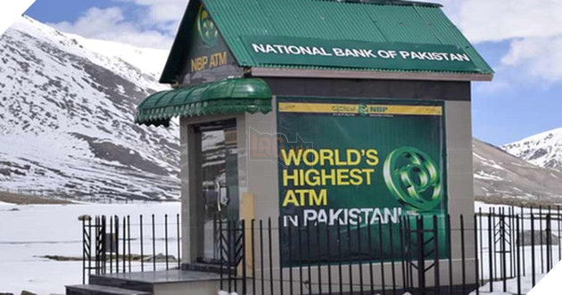 Cây ATM cô đơn ở ngọn đèo cao nhất thế giới