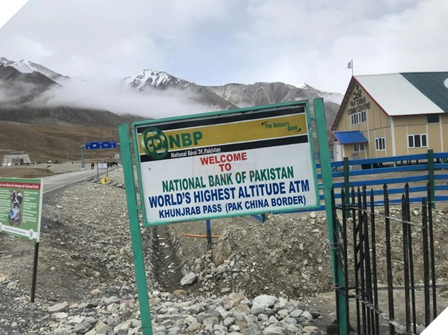 Cây ATM cô đơn ở ngọn đèo cao nhất thế giới 3