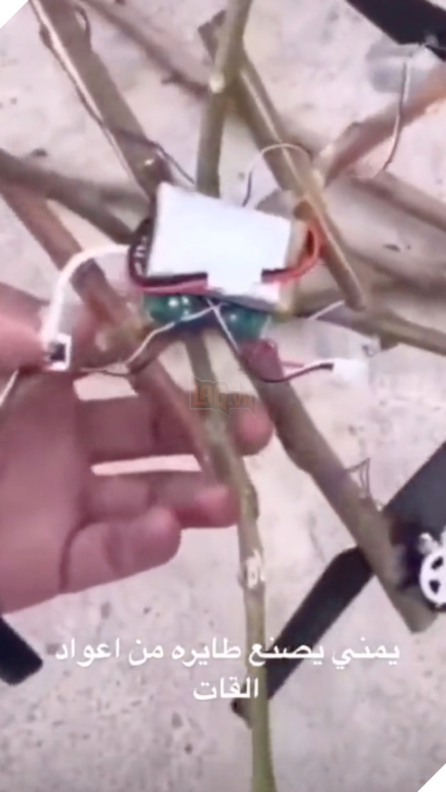 "Pháp sư" Ả-rập chế tạo drone bay bằng cành củi, thô sơ nhưng không thua gì đồ xịn 