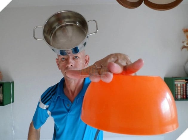 Kỳ lạ người đàn ông có thể hút đồ vật lên người mình bằng sức mạnh suy nghĩ 2