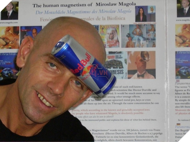 Kỳ lạ người đàn ông có thể hút đồ vật lên người mình bằng sức mạnh suy nghĩ 3