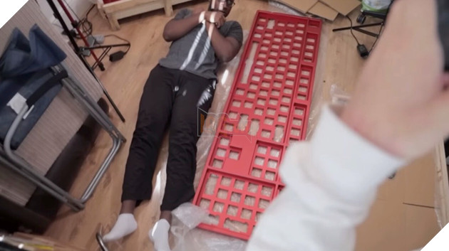 Một YouTuber chi gần 400 triệu đồng để build chiếc bàn phím cơ lớn nhất thế giới