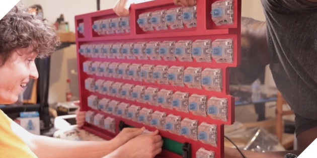 Một YouTuber chi gần 400 triệu đồng để build chiếc bàn phím cơ lớn nhất thế giới