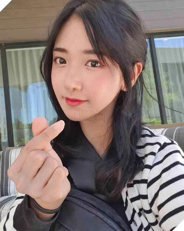 Đang stream thì rơi tóc giả, nữ streamer khiến fan được một phen cười như được mùa