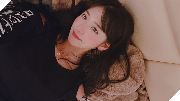 Đang stream thì rơi tóc giả, nữ streamer khiến fan được một phen cười như được mùa