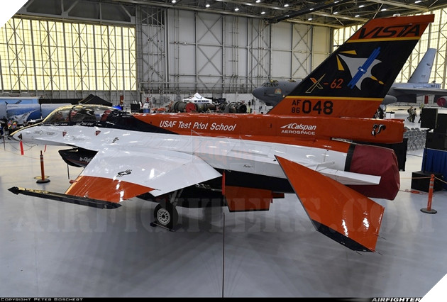 Máy bay chiến thuật được tích hợp AI, có thể tự lái trên không 17 giờ