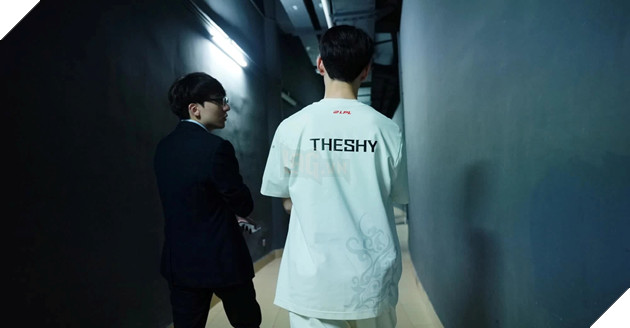 LMHT: Cộng đồng nhắc đến SofM sau khi thấy TheShy feed quên lối về tại LPL Mùa Xuân 2023