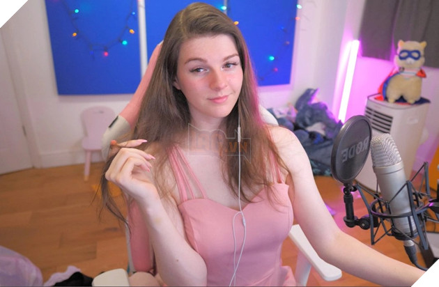 Hóa trang thành nữ, nam streamer bị khóa kênh vì lỡ chạm tay vào vòng 1 của mình