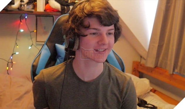 Hóa trang thành nữ, nam streamer bị khóa kênh vì lỡ chạm tay vào vòng 1 của mình