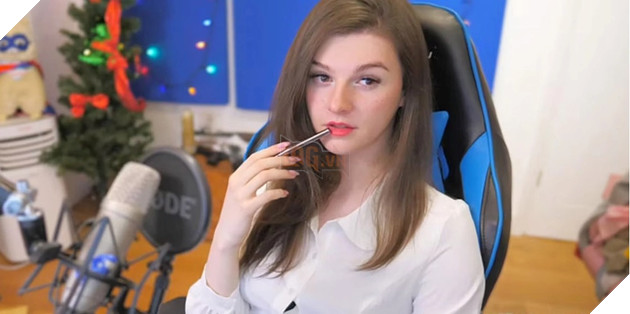 Hóa trang thành nữ, nam streamer bị khóa kênh vì lỡ chạm tay vào vòng 1 của mình