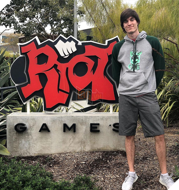 LMHT: Cộng đồng thất vọng khi cựu tuyển thủ Cloud9 hợp tác với sao Chỉ Quạt để câu view