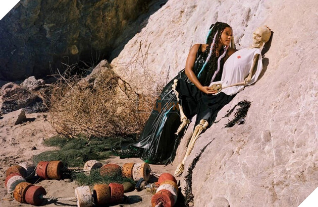 Halle Bailley khiến người xem bối rối bởi bộ ảnh Nàng Tiên Cá vô cùng khó hiểu