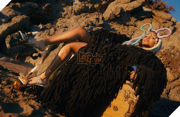 Halle Bailley khiến người xem bối rối bởi bộ ảnh Nàng Tiên Cá vô cùng khó hiểu