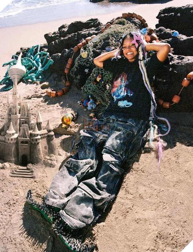 Halle Bailley khiến người xem bối rối bởi bộ ảnh Nàng Tiên Cá vô cùng khó hiểu