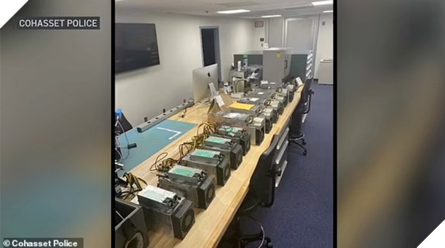 Một giáo viên trung học bị bắt vì đào coin trái phép tại trường