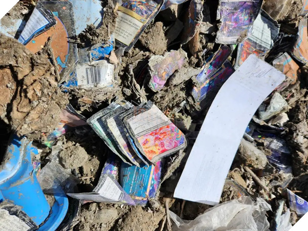 Phát hiện bộ thẻ bài giá 6 tỷ đồng ngoài bãi rác mà không biết