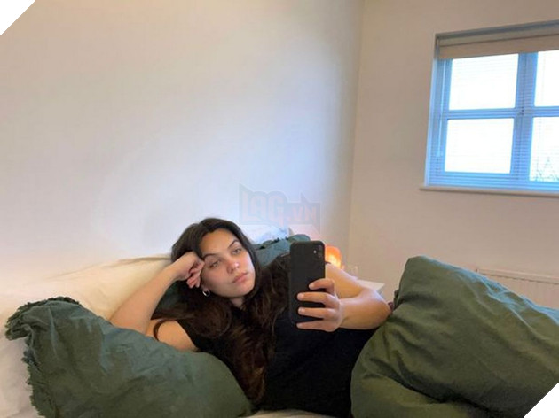 Sử dụng điện thoại 14 giờ mỗi ngày, cô nàng hot girl liên tục bị chóng mặt, mất khả năng đi lại