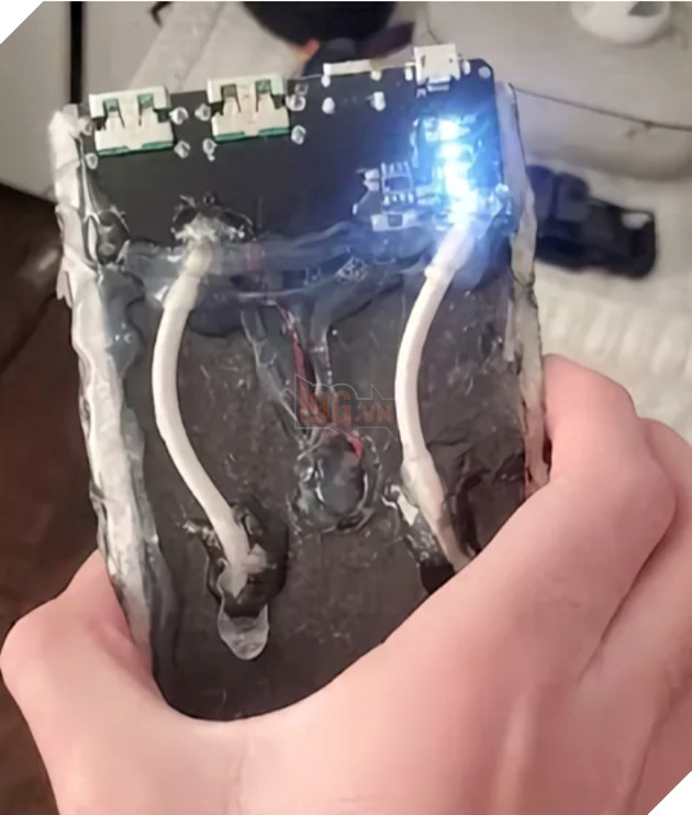 Modder "độ" Galaxy A32, dung lương pin từ 5.000mAh lên 30.000mAh