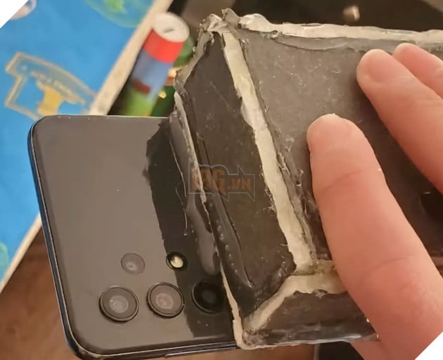 Modder "độ" Galaxy A32, dung lương pin từ 5.000mAh lên 30.000mAh