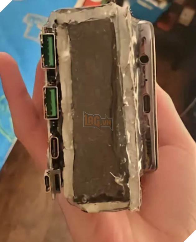 Modder "độ" Galaxy A32, dung lương pin từ 5.000mAh lên 30.000mAh