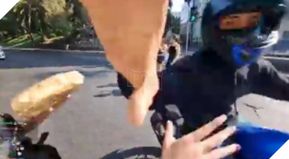 Nữ streamer bị giật điện thoại ngay ngoài phố khi đang livestream giao lưu với fan