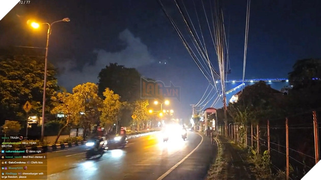 Đang livestream thì lọt hố, cô nàng streamer khiến người xem lo sốt vó