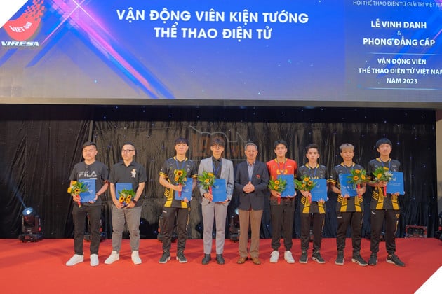 Lần đầu tiên phong đẳng cấp VĐV Kiện tướng tại lễ vinh danh Thể thao Điện tử Việt Nam năm 2023